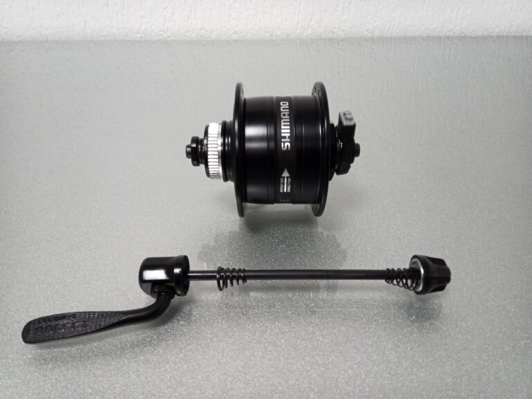 Moyeu avant / 100 MM / Axe de pattes / Disque (Centerlock) / 32GTS / Shimano / DH-3D37-QR 6V-3W Dynamo / Noir / Tour