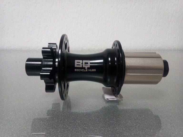 Achternaaf / 142 MM / Steekas Ø 12 MM / Disc (6 bout) / 28GTS / BQ / BQ-RH30012 / HG Body 36,85 MM / Zwart / Race