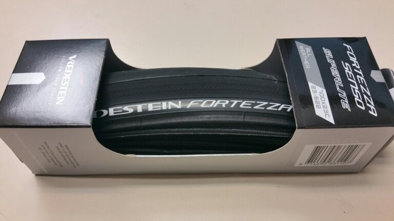 Reifen / 700X23C (ETRTO 23-622) / Vredestein / Fortezza Senso Superlite All Weather / Schwarz / Falten / Race 