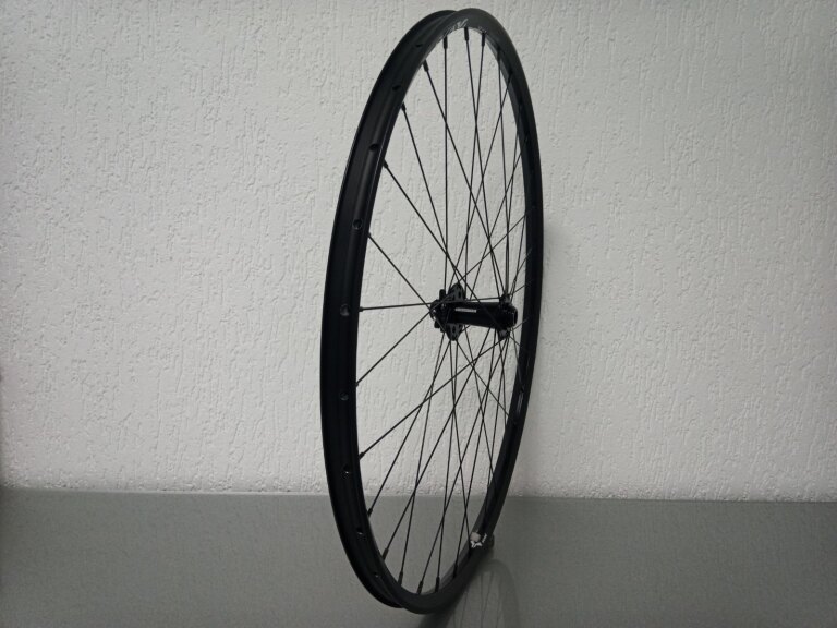 Roue avant / 622X22C / Rigida - Ryde / Yura 22mm / Noir / Novatec / D791SB/A / / 100 MM / Disque (6 boulons) / Gravel