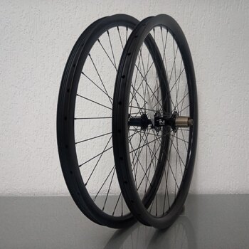 Wielset / 622X28C / BQ / CRBN-TRL / Zwart / Novatec / D462SB-A5A-B12 / HG Body 36,85 MM / 148 MM / Disc (6 bout) / MTB